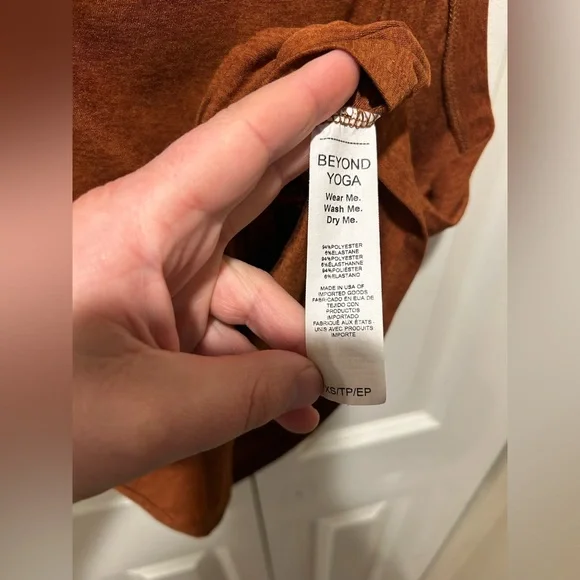 Beyond Yoga Front Twist Muscle Tank in Brown Featherweight   , size XS - Picture 5 of 8